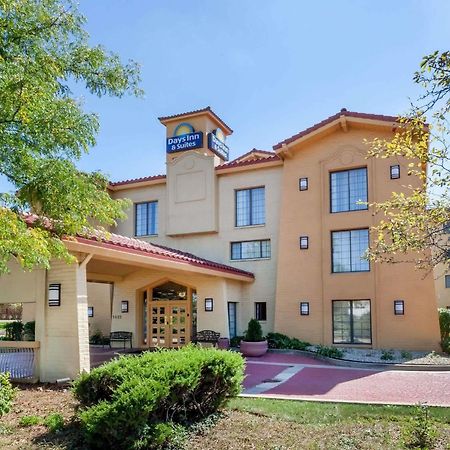 Days Inn & Suites By Wyndham Arlington Heights Exteriör bild