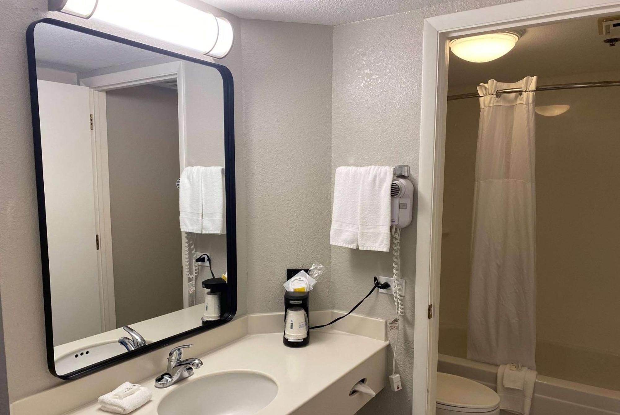 Days Inn & Suites By Wyndham Arlington Heights Exteriör bild