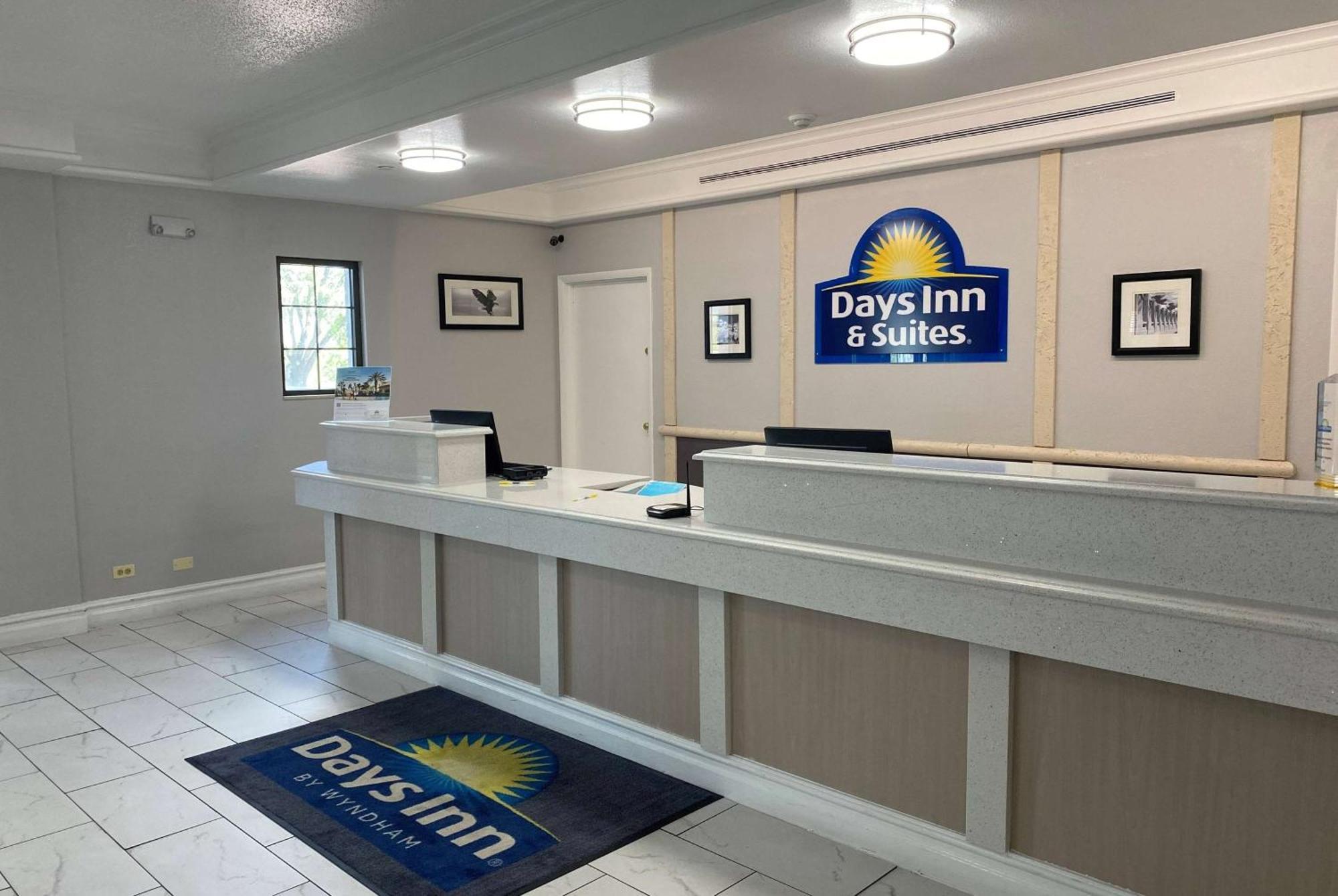 Days Inn & Suites By Wyndham Arlington Heights Exteriör bild