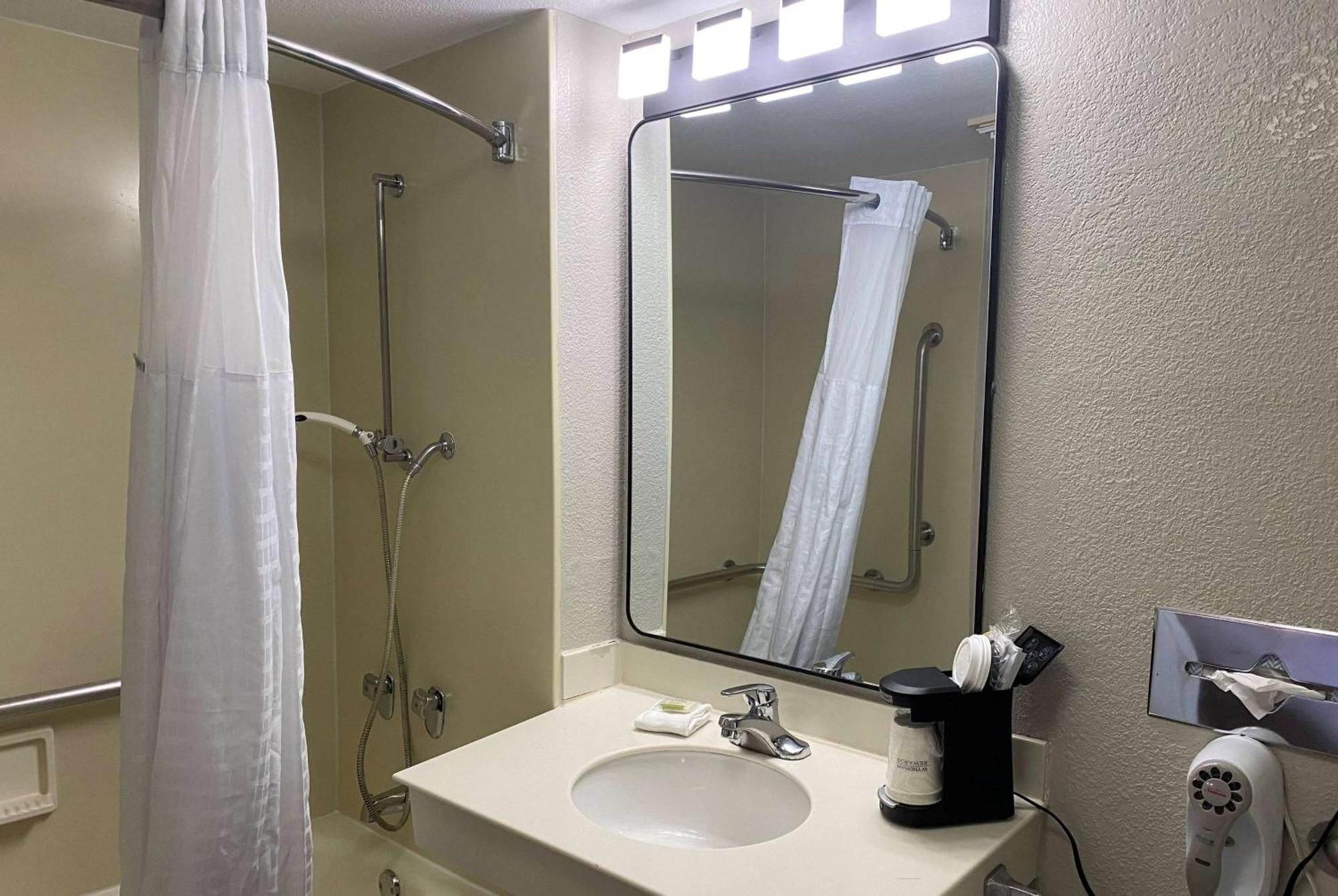 Days Inn & Suites By Wyndham Arlington Heights Exteriör bild