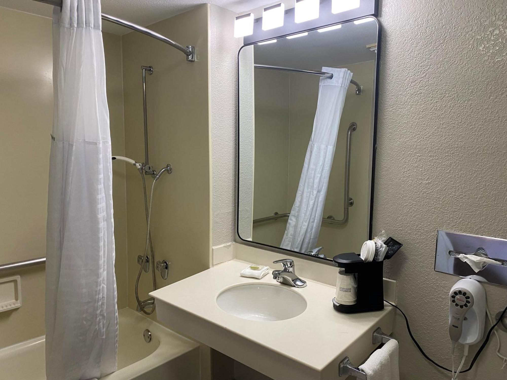 Days Inn & Suites By Wyndham Arlington Heights Exteriör bild