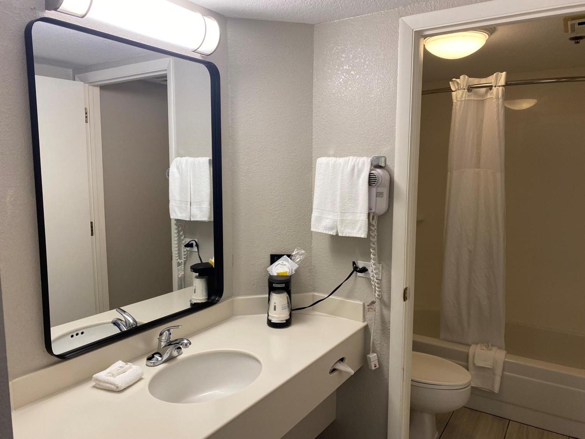 Days Inn & Suites By Wyndham Arlington Heights Exteriör bild