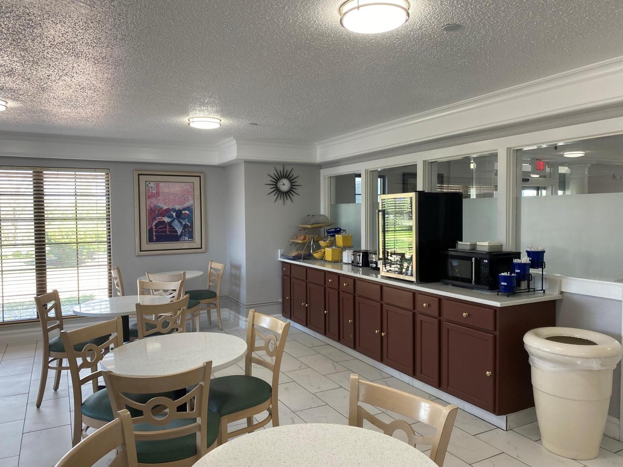 Days Inn & Suites By Wyndham Arlington Heights Exteriör bild