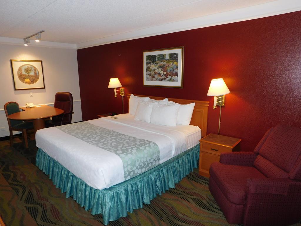 Days Inn & Suites By Wyndham Arlington Heights Exteriör bild