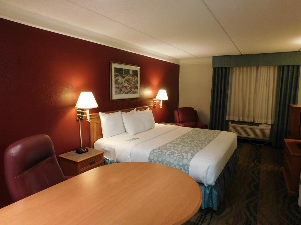 Days Inn & Suites By Wyndham Arlington Heights Exteriör bild