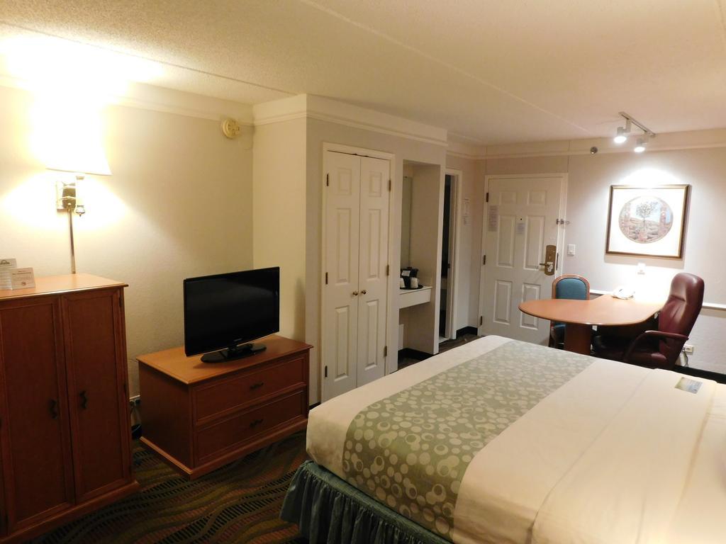 Days Inn & Suites By Wyndham Arlington Heights Exteriör bild