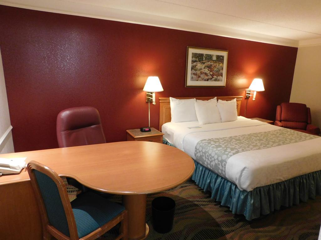 Days Inn & Suites By Wyndham Arlington Heights Exteriör bild