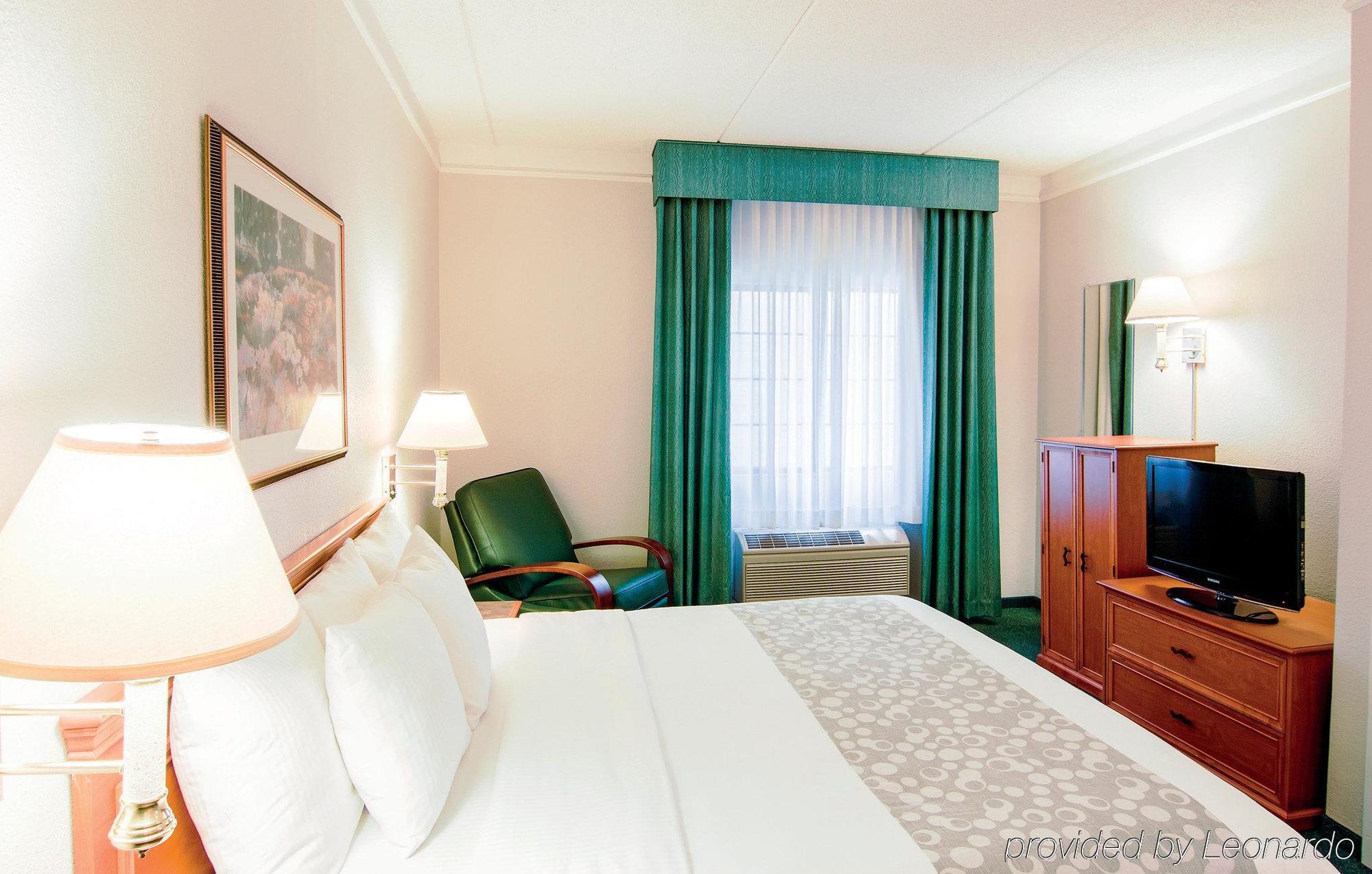 Days Inn & Suites By Wyndham Arlington Heights Exteriör bild