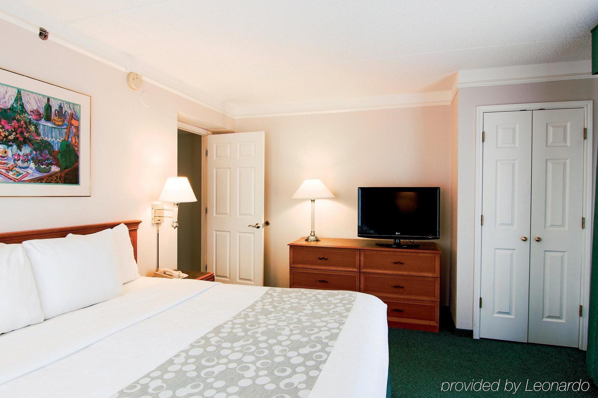 Days Inn & Suites By Wyndham Arlington Heights Exteriör bild