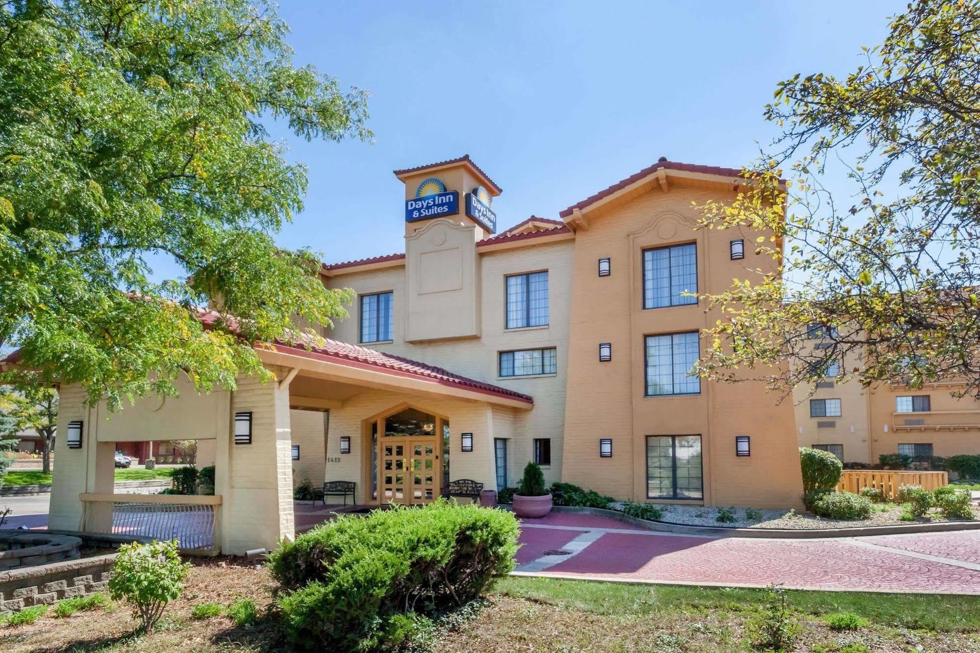 Days Inn & Suites By Wyndham Arlington Heights Exteriör bild