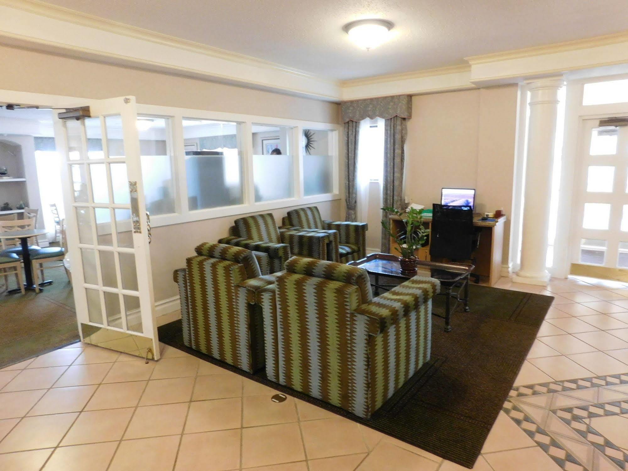 Days Inn & Suites By Wyndham Arlington Heights Exteriör bild