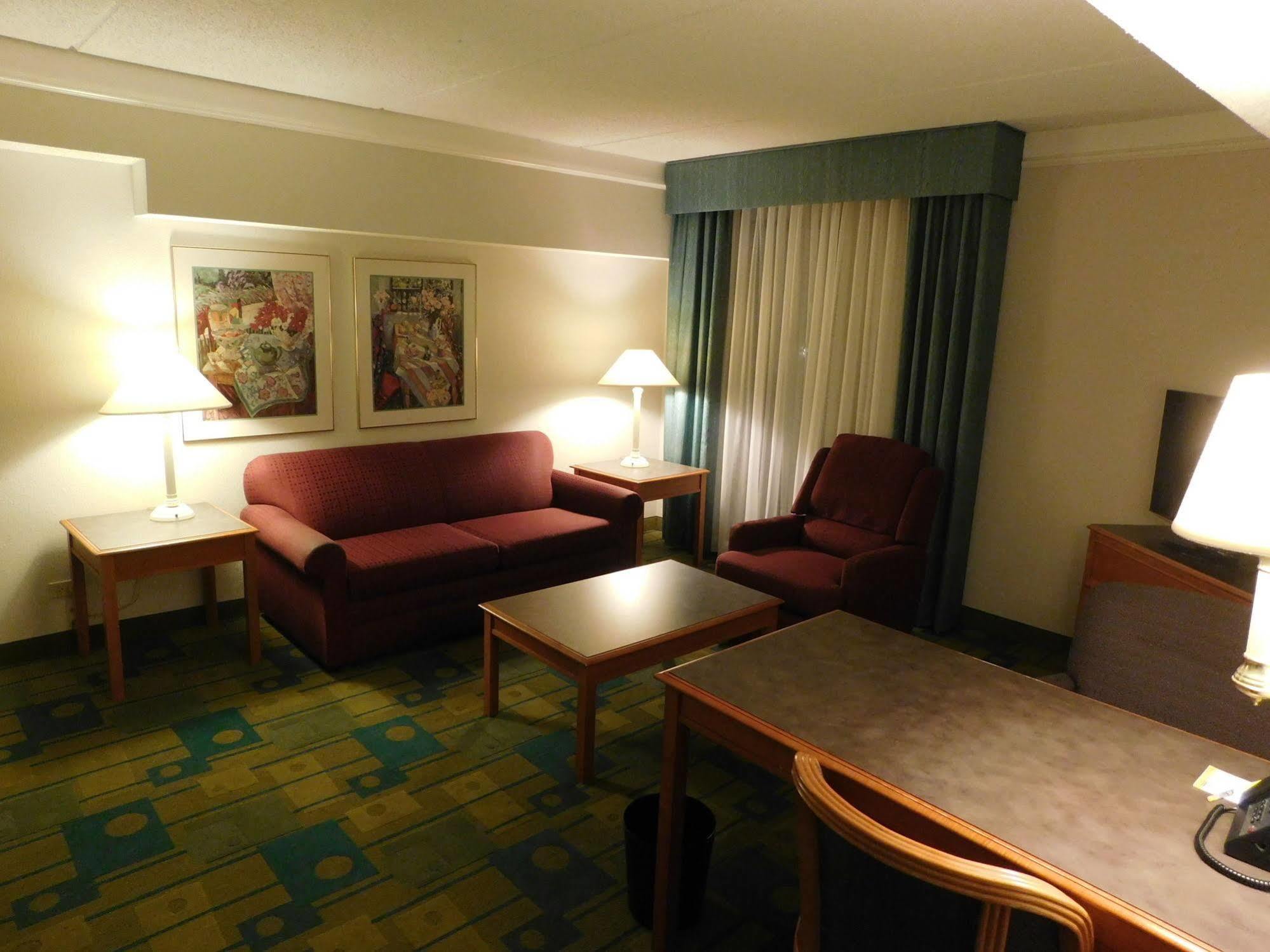 Days Inn & Suites By Wyndham Arlington Heights Exteriör bild