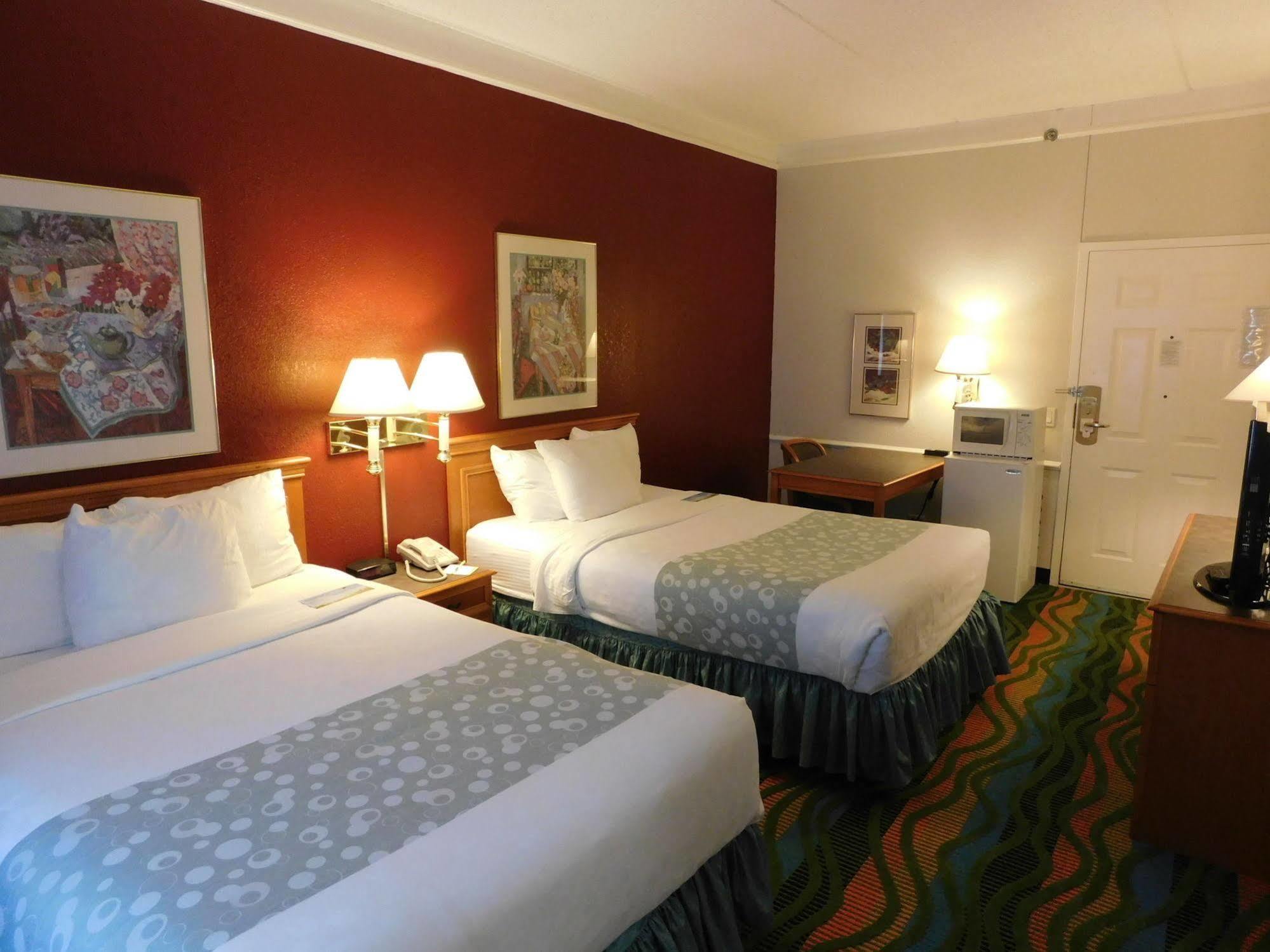 Days Inn & Suites By Wyndham Arlington Heights Exteriör bild