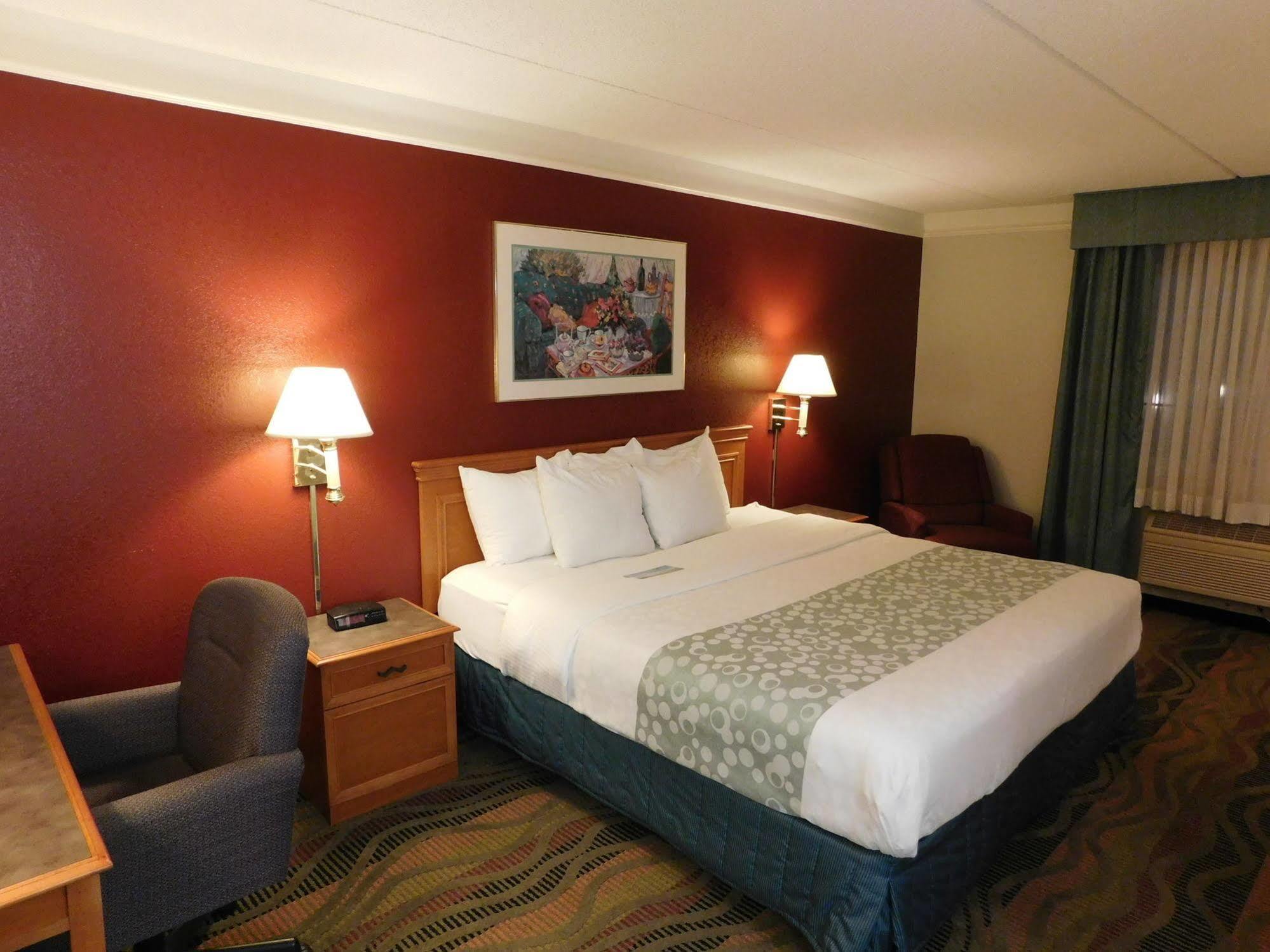 Days Inn & Suites By Wyndham Arlington Heights Exteriör bild