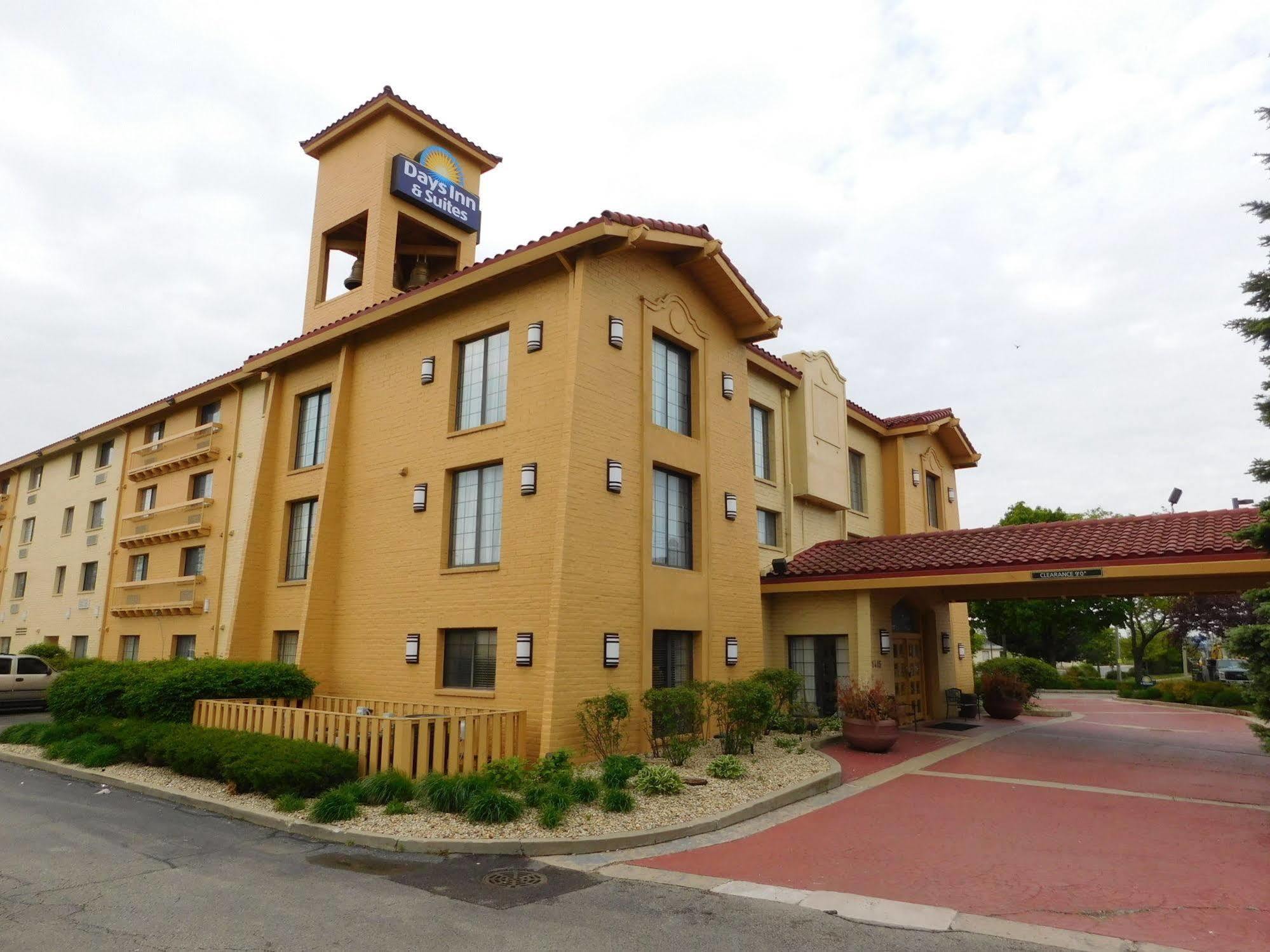 Days Inn & Suites By Wyndham Arlington Heights Exteriör bild