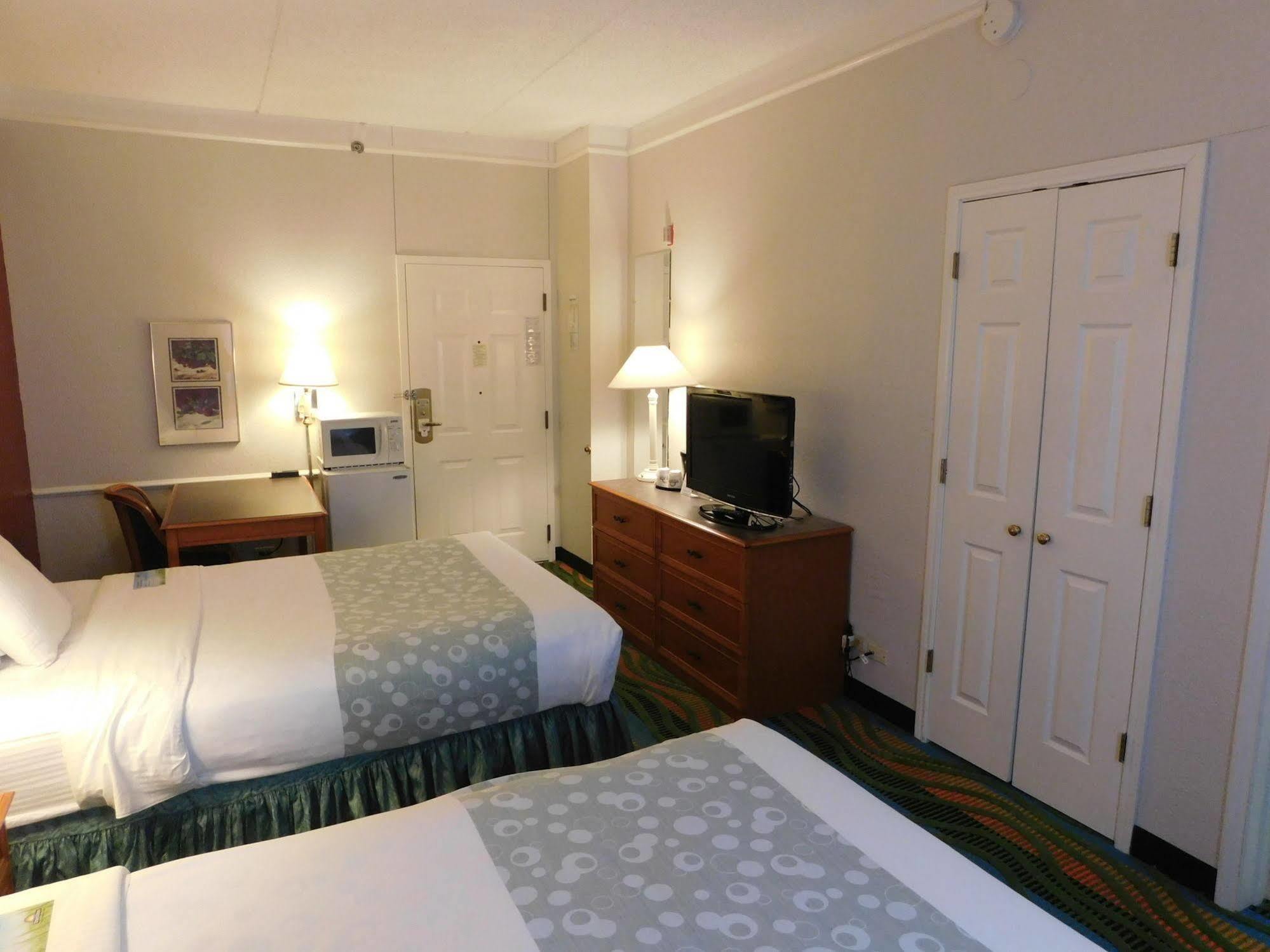Days Inn & Suites By Wyndham Arlington Heights Exteriör bild