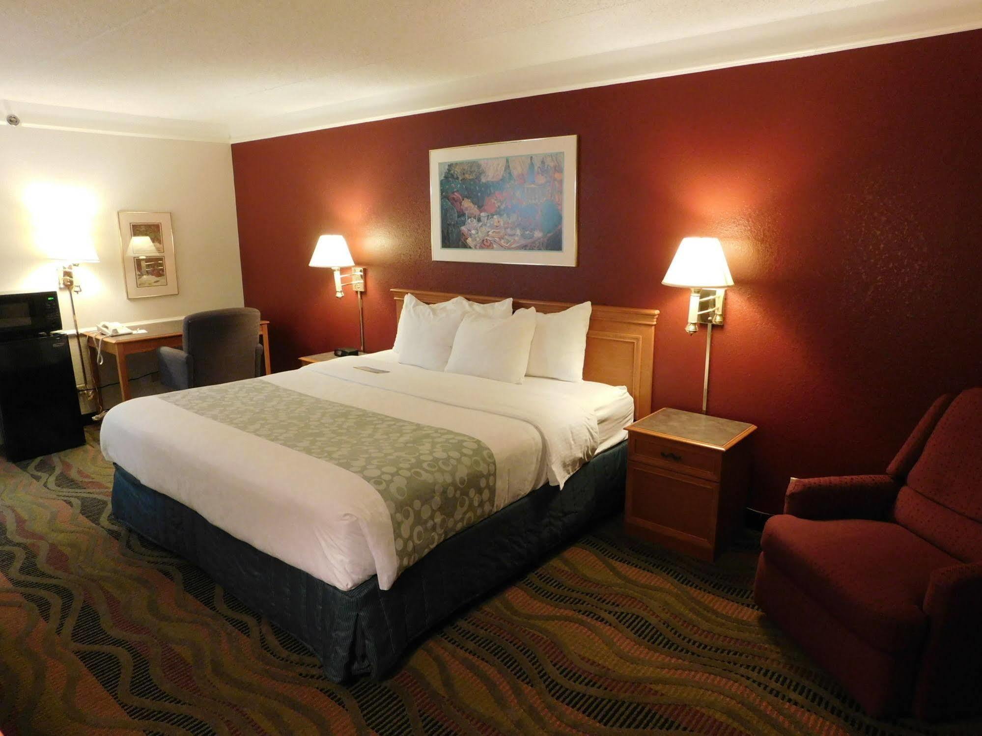 Days Inn & Suites By Wyndham Arlington Heights Exteriör bild