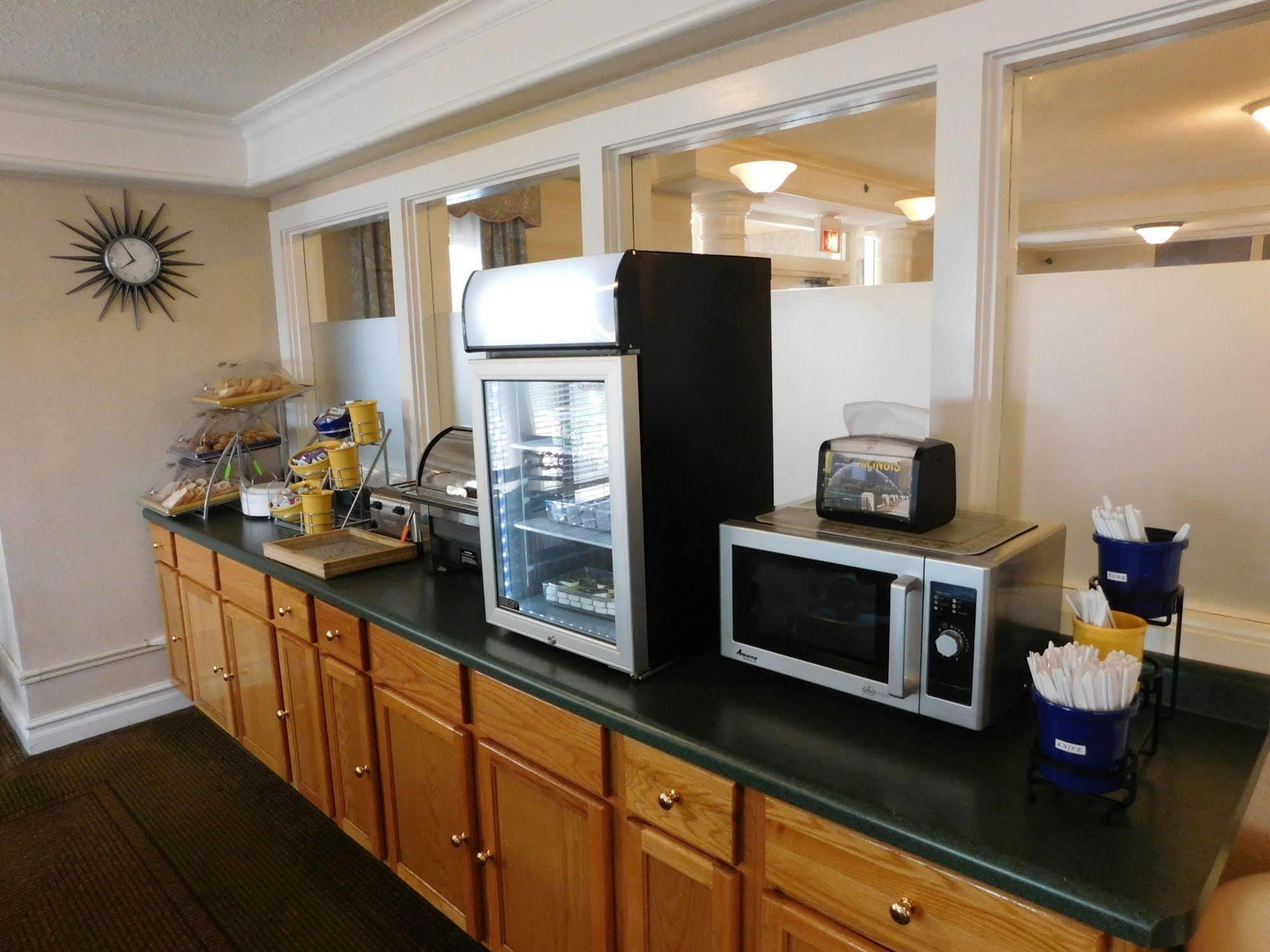 Days Inn & Suites By Wyndham Arlington Heights Exteriör bild
