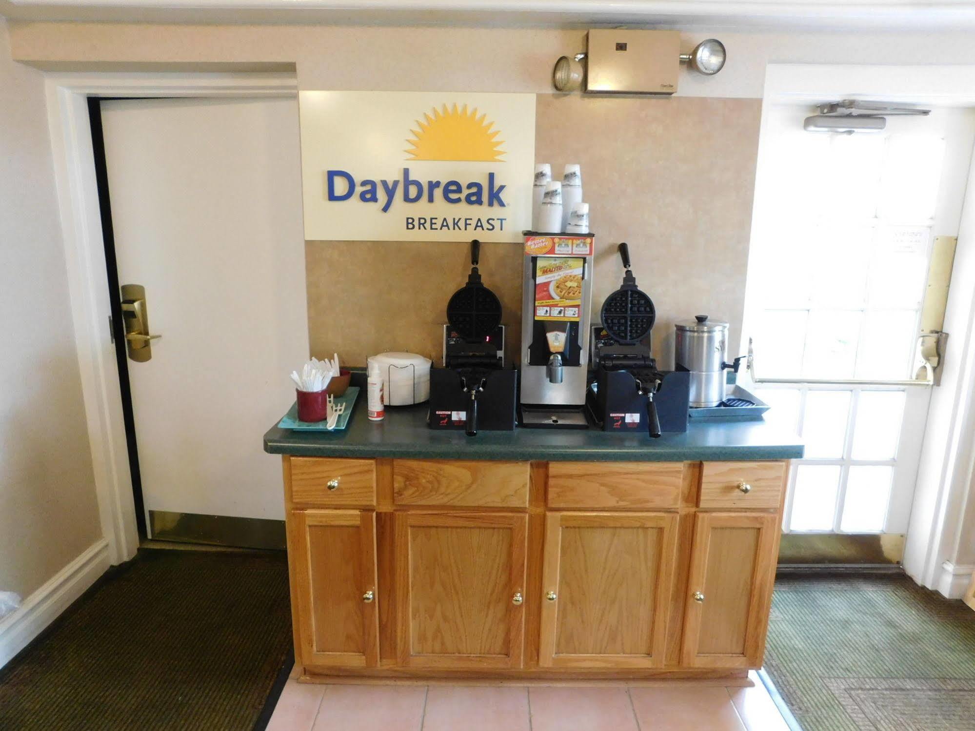 Days Inn & Suites By Wyndham Arlington Heights Exteriör bild