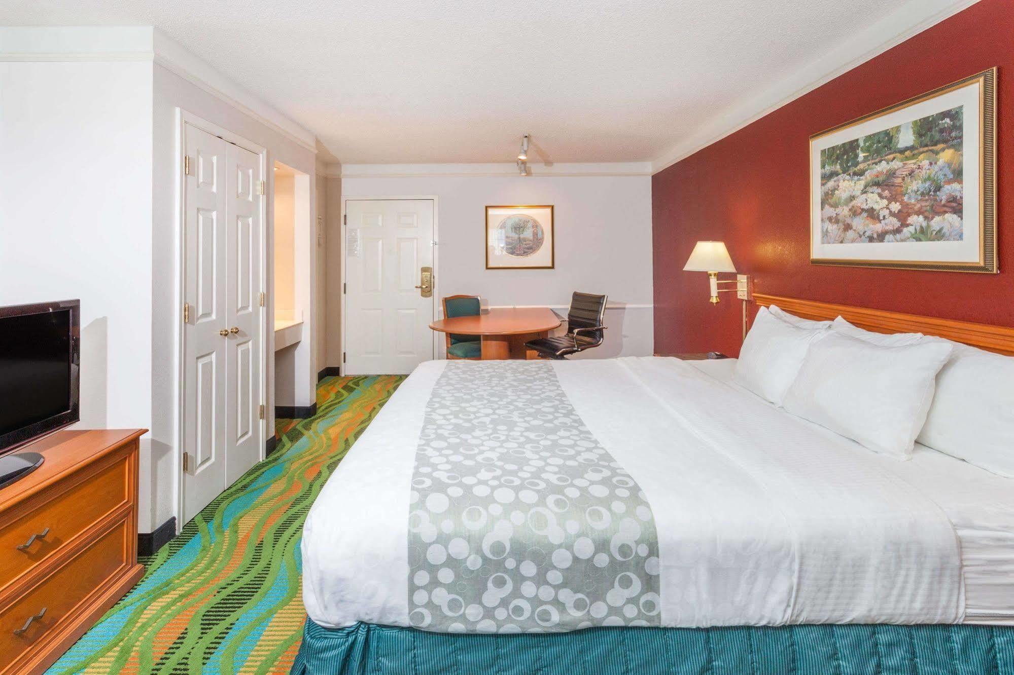 Days Inn & Suites By Wyndham Arlington Heights Exteriör bild