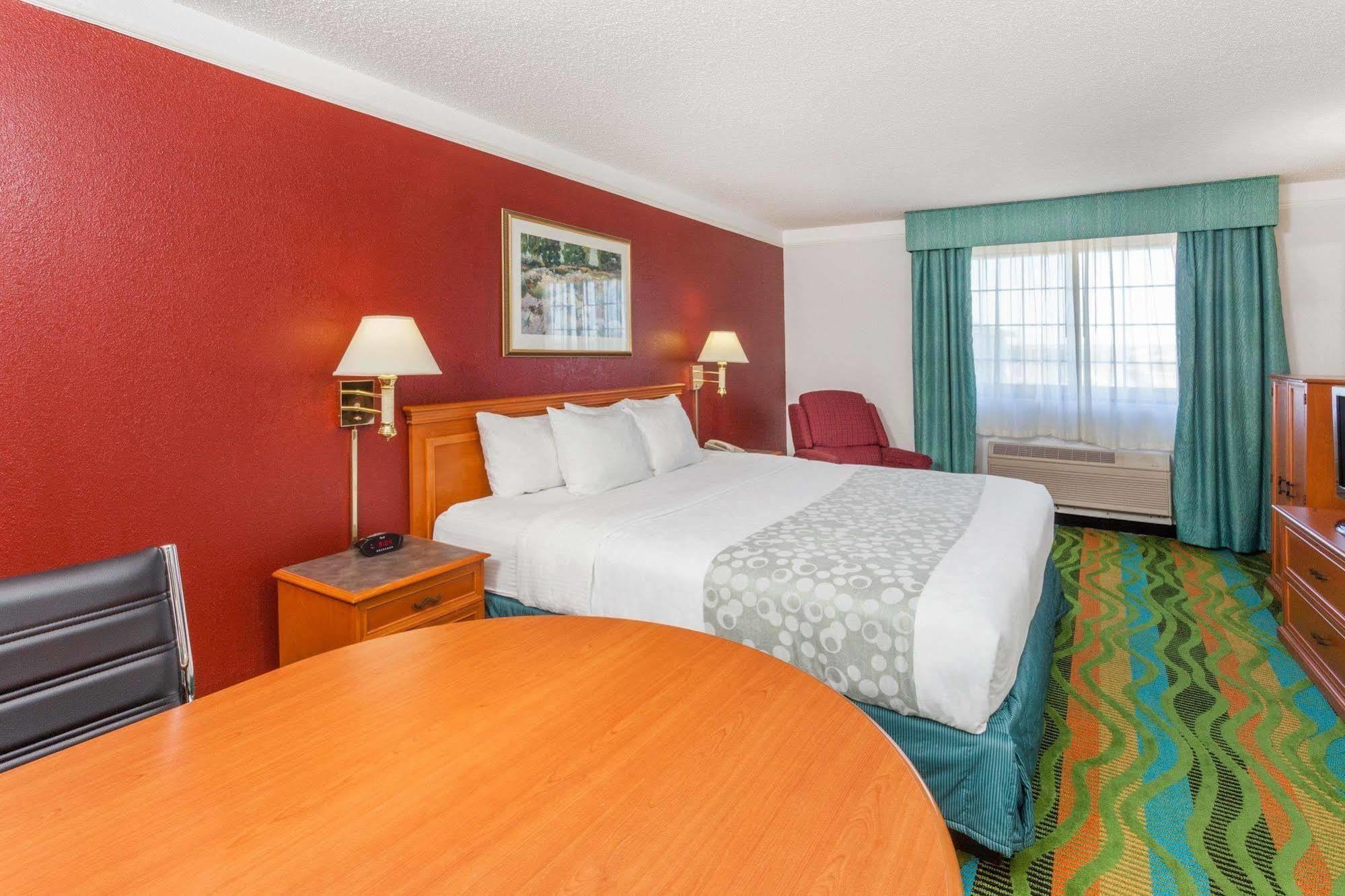 Days Inn & Suites By Wyndham Arlington Heights Exteriör bild