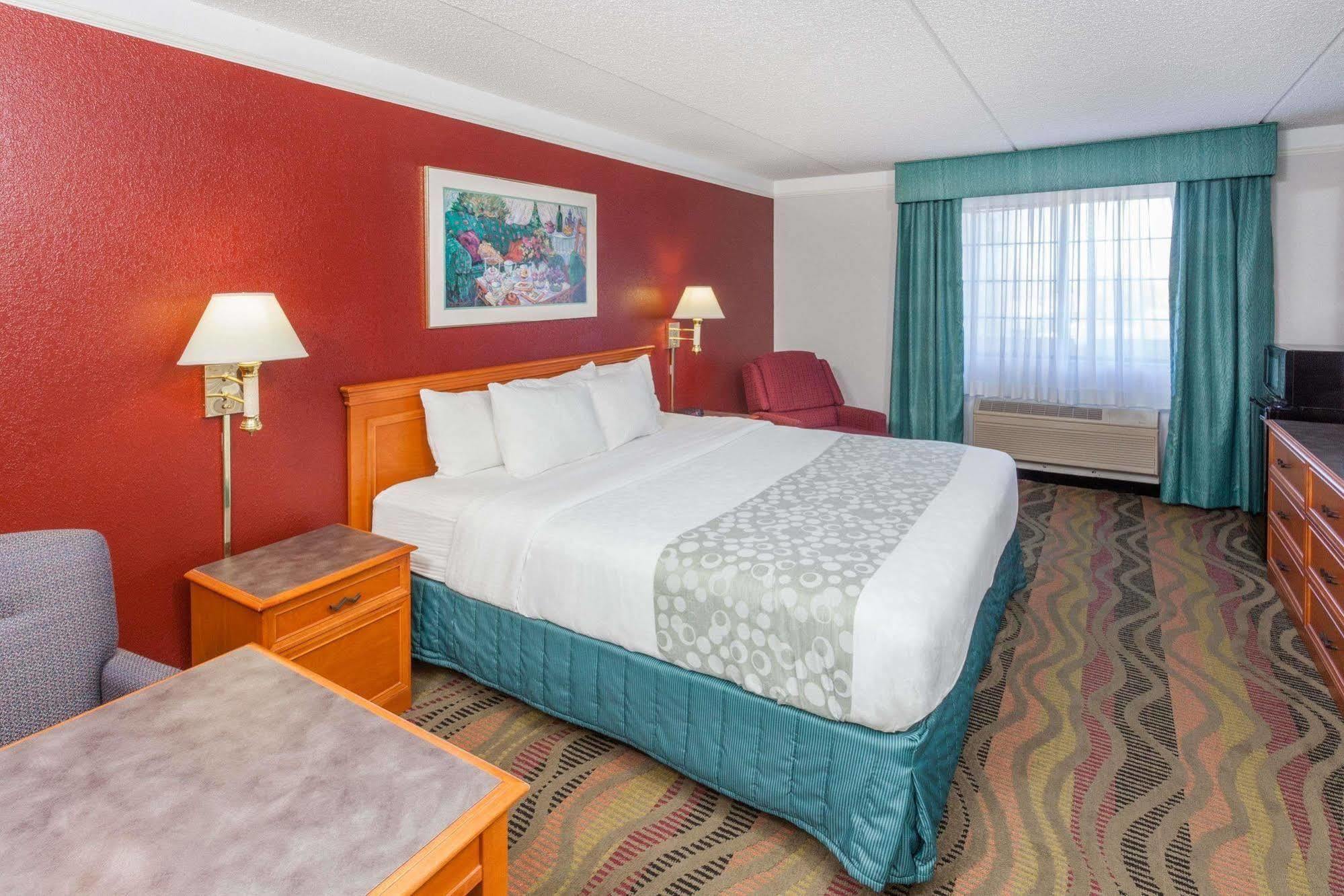 Days Inn & Suites By Wyndham Arlington Heights Exteriör bild