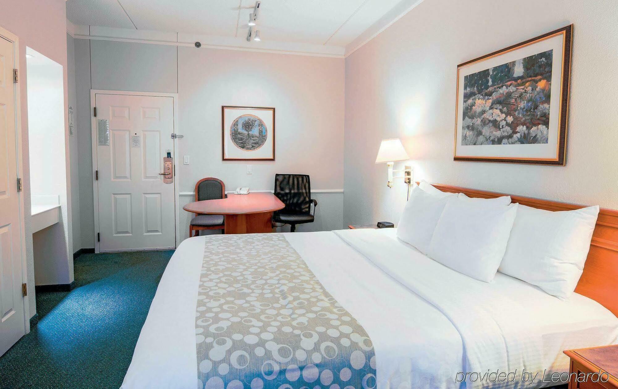 Days Inn & Suites By Wyndham Arlington Heights Exteriör bild